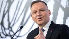 Präsident Andrzej Duda kämpft um seine verurteilten Parteifreunde. (Bild: APA/AFP/Fabrice COFFRINI)