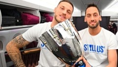 Arnautovic (li.) und Calhanoglu mit der Supercup-Trophäe (Bild: 2024 Mattia Ozbot - Inter)