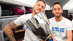 Arnautovic (li.) und Calhanoglu mit der Supercup-Trophäe (Bild: 2024 Mattia Ozbot - Inter)