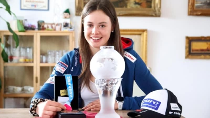 Anna Andexer mit ihrer Bronzemedaille von den Olympischen Jugendspielen 2020 und der großen Kristallkugel für den Gewinn der Junior-Cup-Gesamtwertung 2022/23. (Bild: Tröster Andreas)