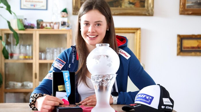 Anna Andexer mit ihrer Bronzemedaille von den Olympischen Jugendspielen 2020 und der großen ...
