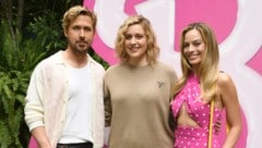 Ryan Gosling mit Regisseurin Greta Gerwig und „Barbie“-Darstellerin Margot Robbie bei einem gemeinsamen Fotocall für den Film. (Bild: APA/Getty Images via AFP/GETTY IMAGES/Jon Kopaloff)