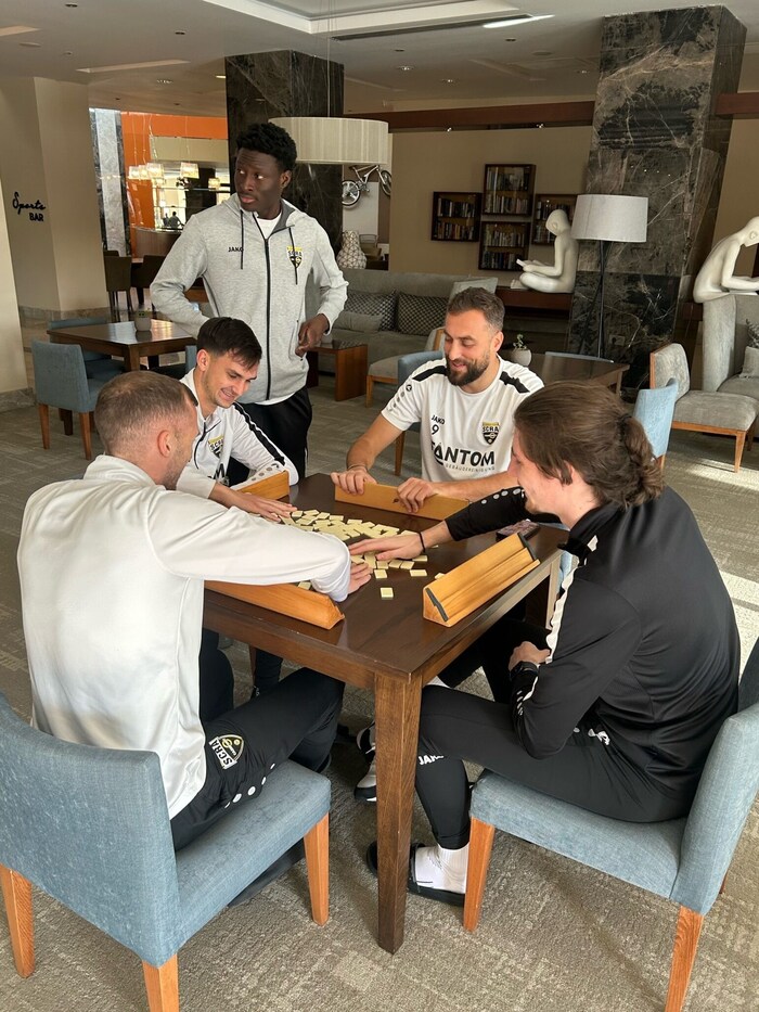 Andere vergnügten sich sich beim Scrabble mit Buchstaben- anstatt Fußballkombinationen.