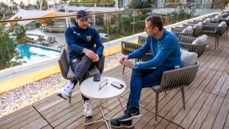 Altach-Sportdirektor mit „Krone Vorarlberg“-Sportredakteur Dominik Omerzell im Rahmen des Trainingslagers in Side. (Bild: SCRA/Selina Meier)