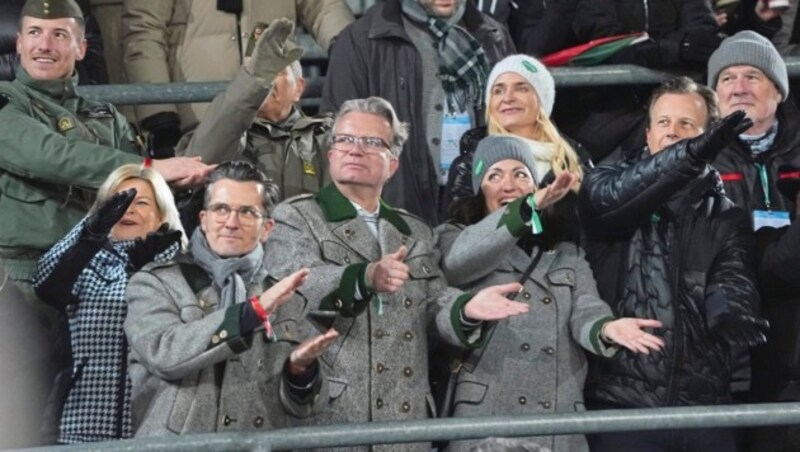 Verteidigungsministerin Klaudia Tanner, Landeshauptmann Christopher Drexler mit Frau und Sportlandesrat Karlheinz Kornhäusl am Jubeln. (Bild: Sepp Pail)