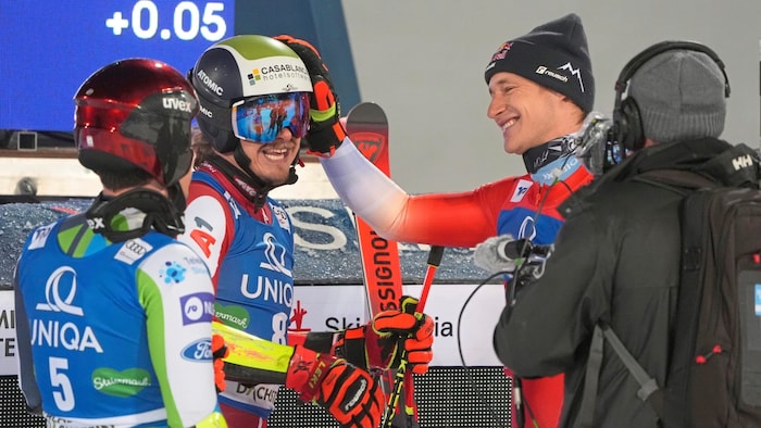 Sieger Marco Odermatt reibt Manuel Feller, zweiter Platz, den Kopf.