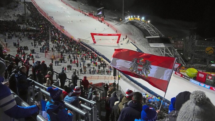 Der Zielhang erstrahlt im Scheinwerferlicht.