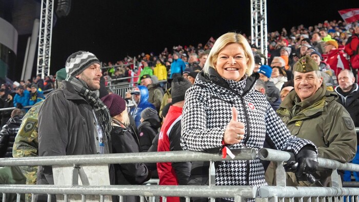 Verteidigungsministerin Klaudia Tanner drückt Manuel Feller die Daumen.