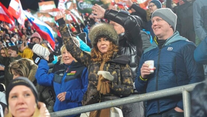 Die ganze Tribüne tanzte und sang sich durch den Abend. (Bild: Sepp Pail)