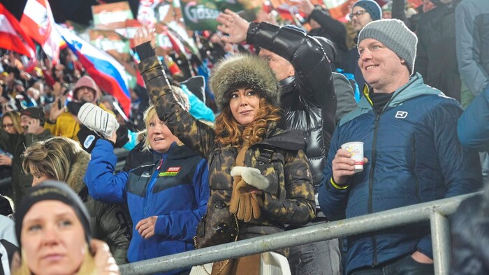 Die ganze Tribüne tanzte und sang sich durch den Abend.
