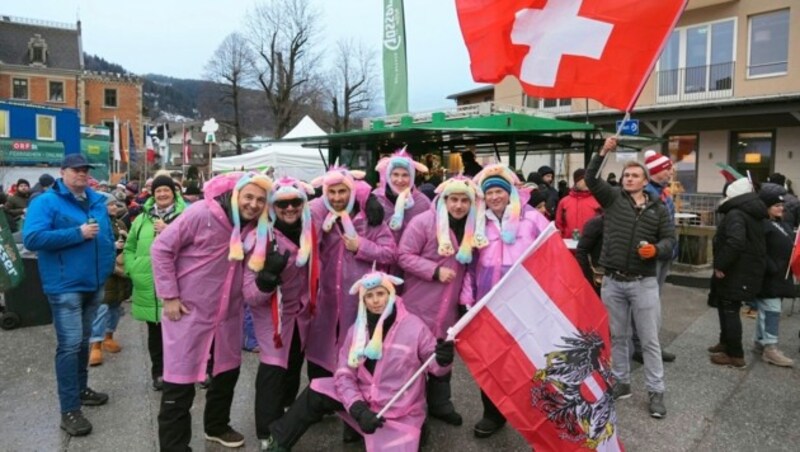 Österreichische Fans in rosa Regenmäntel. (Bild: Sepp Pail)