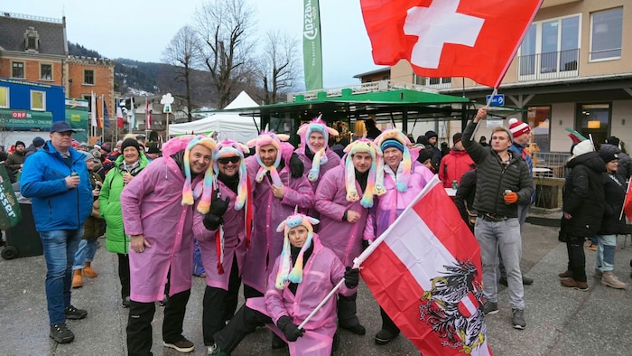 Österreichische Fans in rosa Regenmäntel.