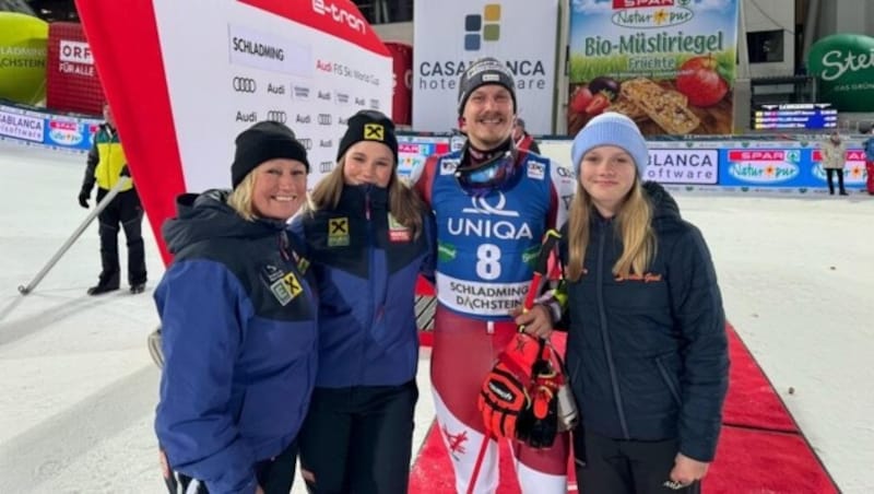 Renate Götschl, Präsidentin des Steirischen Skiverbands, mit ihren Kindern und dem Sieger der Herzen Manuel Feller. (Bild: zVg/Steirischer Skiverband)