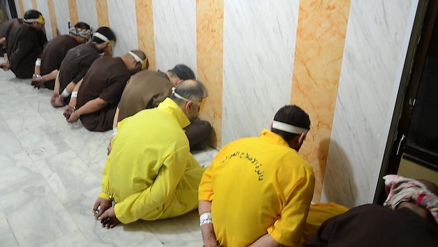 Gefangene im Gefängnis Nasirijah im Irak kurz vor ihrer Hinrichtung im Jahr 2018 (Bild: APA/AFP/Iraq Justice Minister)