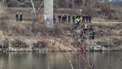 Mehrere Helfer der Feuerwehr, Rettung und Polizei standen am Mittwoch an der Neuen Donau im Einsatz. (Bild: „Krone“-Leserreporter)