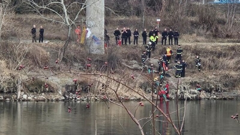 Großeinsatz nach Leichenfund bei der Donaustadtbrücke (Bild: „Krone“-Leserreporter)