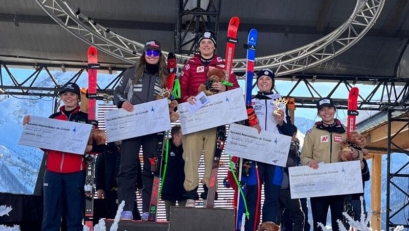 Schöpf (M.) feierte in Orcieres den zweiten Sieg in nur 24 Stunden, Zimmerkollegin Anna Schilcher (re.) durfte sich mit Rang fünf über ihr bestes EC-Resultat freuen. (Bild: Ski Austria)