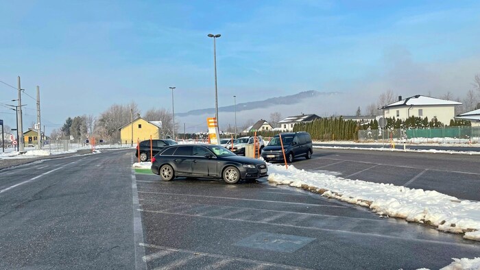 In Weizelsdorf stehen nur ein paar Autos von Pendlern. Entlang der Strecke nutzt kaum jemand das ...