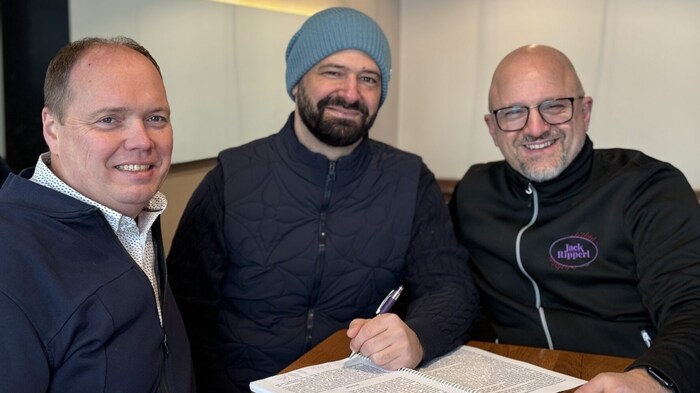 Der Vertrag ist unterschrieben: Gastronom Stefan Rieger (mi.) mit Wolfgang Gittmaier (r.) und ...