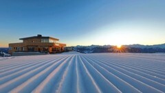 Die neue 10er-Kabinenbahn Kieserl führt über eine Mittelstation direkt auf das Gipfelplateau des Kieserls (1954 m). Im Obergeschoß der Bergstation ist das Restaurant Wolke 7, eine Top-Adresse für eine Pause beim Skifahren oder Ziel nach einer Winterwanderung auf das Fulseck. (Bild: TVB Großarltal)