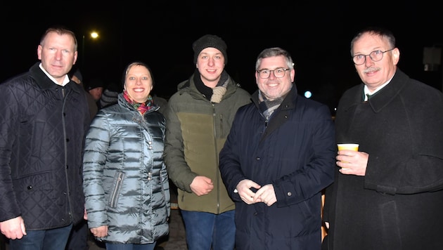 Landesrat Schleritzko (2. v. re. ) bei ÖVP-Ortschef Hofmann (3. v. li.) und dessen Team (Bild: zVg)