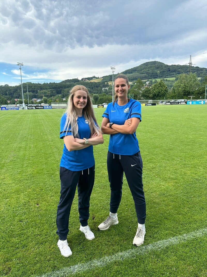 Lisa-Marie Zmek ist heute sportliche Leiterin und Trainerin des FC Bergheim. Links neben ihr ist Teammanagerin Bianca Neubauer zu sehen. (Bild: Zur Verfügung gestellt)