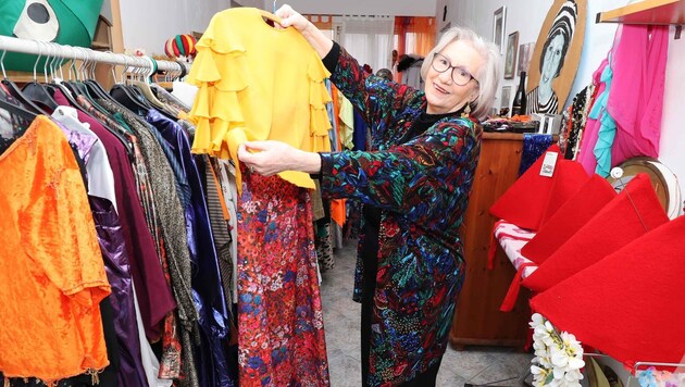 Friederike Gebhardt ist 81 Jahre alt. Sie löst ihre Kostümsammlung auf und will Gutes tun. (Bild: Judt Reinhard)