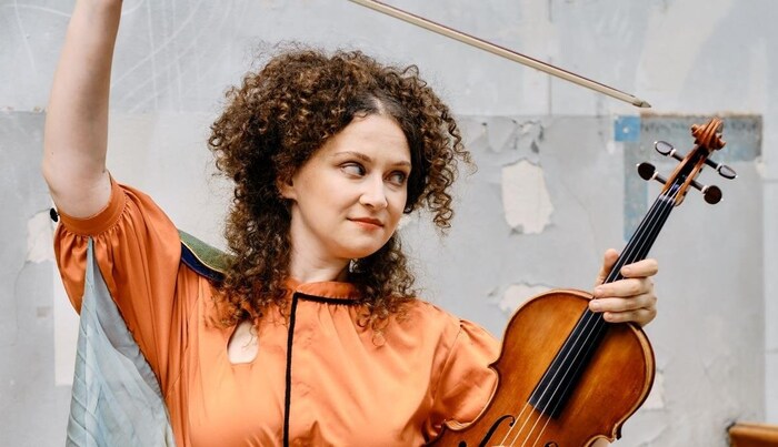 Flora Geißelbrecht (li.) tritt als Duo mit Paul Schuberth auf.