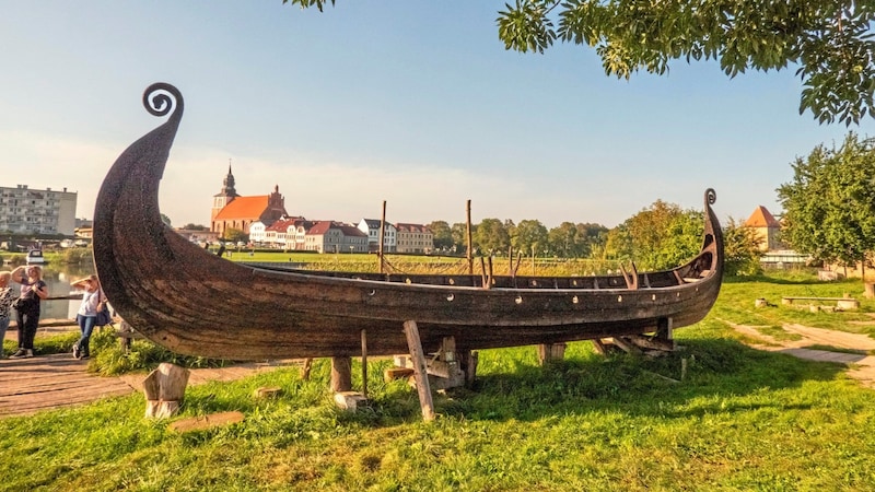 Vor 1000 Jahren war die Wikingerstadt Wollin ein blühendes Handelszentrum, heute ist sie ein Freilichtmuseum mit Hütten- und Schiffsnachbauten. (Bild: (c)2022 http:\mussil.eu)