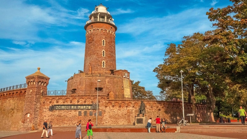 Der 26 m hohe Leuchtturm auf dem Rondell Fort Münde ist das Wahrzeichen von Kolberg. Er wurde nach der völligen Zerstörung der aus dem 18. Jahrhundert stammenden Festung 1945 neu erbaut. (Bild: (c)2022 http:\mussil.eu)