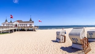 Insgesamt 42 Kilometer lang ist der weite, flache Sandstrand auf der Insel Usedom, auch „Badewanne der Berliner“ genannt – hier mit den typischen gemütlichen Strandkörben bei der prächtig restaurierten Seebrücke im ehemaligen deutschen „Kaiserbad“ Ahlbeck. (Bild: Sina Ettmer - stock.adobe.com)