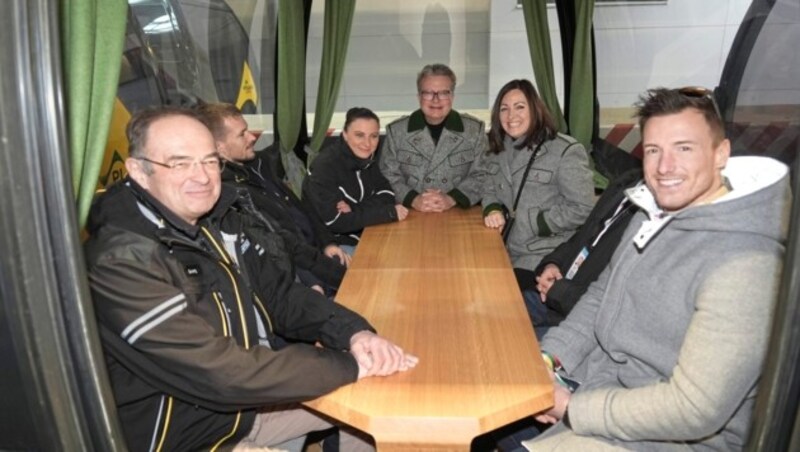 Planai-Bergbahnen-Chef Georg Bliem, Kanzelgattin Katharina Nehammer, Ehepaar Drexler und Eurofighter-Pilot Patrick Wöss (Bild: Sepp Pail)