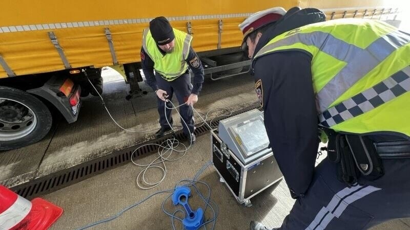 Die Lkw werden auch auf mögliche, versteckte Illegale im Laderaum untersucht. (Bild: Klaus Loibnegger)