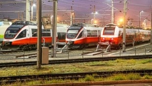 Während bei den Österreichischen Bundesbahnen seit einiger Zeit zahlreiche Züge wegen Reparaturen und Naturkatastrophen stehen blieben (Bild), steht in der laufenden Woche in Deutschland der ganze Zugverkehr still. Reisende müssen auf Alternativen umsteigen. (Bild: Markus Tschepp)