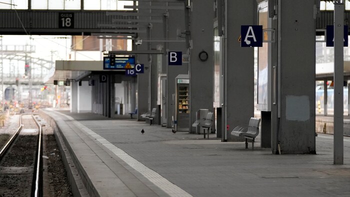 Ein verwaistes Gleis am Hauptbahnhof München am 24. Jänner
