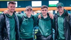 Ammar Helac, Lukas Fridrikas, Tobias Berger und Dario Grujcic vor dem Abflug am Flughafen Zürich. Von dort ging es am Mittwochabend mit Sun Express nach Antalya. (Bild: Austria Lustenau)