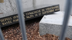 In Frankreich hat sich die Zahl antisemitischer Taten (im Bild ein zerstörter Gedenkstein am Gelände der Alten Synagoge in Straßburg) im vergangenen Jahr vervierfacht. (Bild: AFP/Frederick Florin)