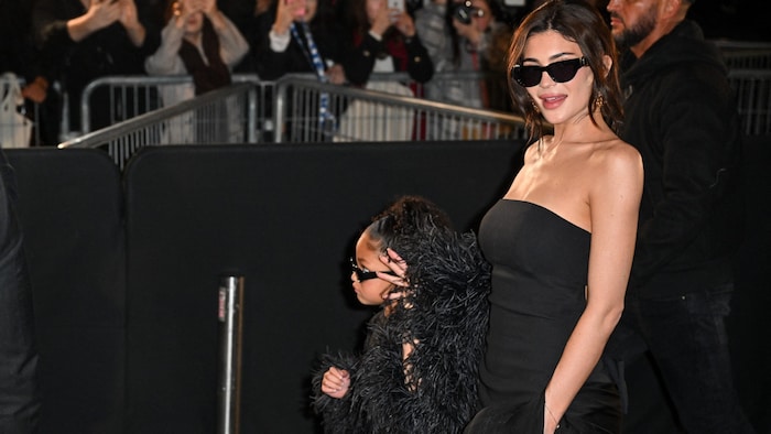 Kylie Jenner mit Tochter Stormi bei der Fashion Week in Paris