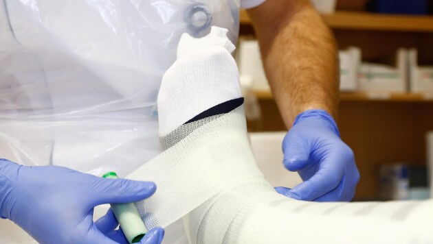 Die Gips-Assistenten hatten am 23. Jänner in der Klinik Oberwart alle Hände voll zu tun. (Bild: Gerhard Schiel)