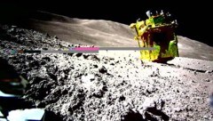 Weil die Raumsonde SLIM kopfüber auf dem Mond gelandet ist (Bild), können ihre Solarpaneele derzeit keinen Strom erzeugen. (Bild: AFP/Doshisha University/Sony Group/Takara Tomy/JAXA)