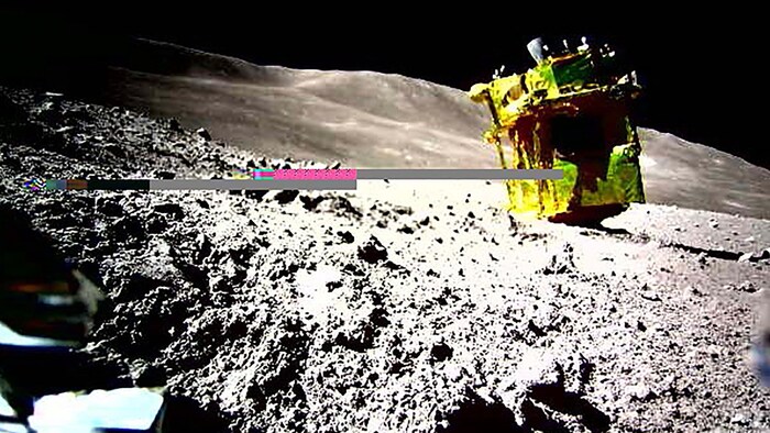 Japans Mondsonde SLIM, fotografiert vom SORA-Q, einem transformierbaren Roboter, der mit dem ...