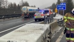 An der Abfahrt Zederhaus kollidierte Donnerstagmorgen ein Pkw mit einem Aufprallschutz. (Bild: Rotes Kreuz Salzburg)