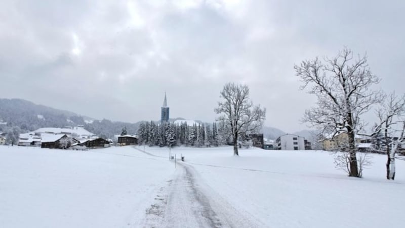 Der Dorfplatz ist Ausgangspunkt der Wanderung (Bild: Bergauer)