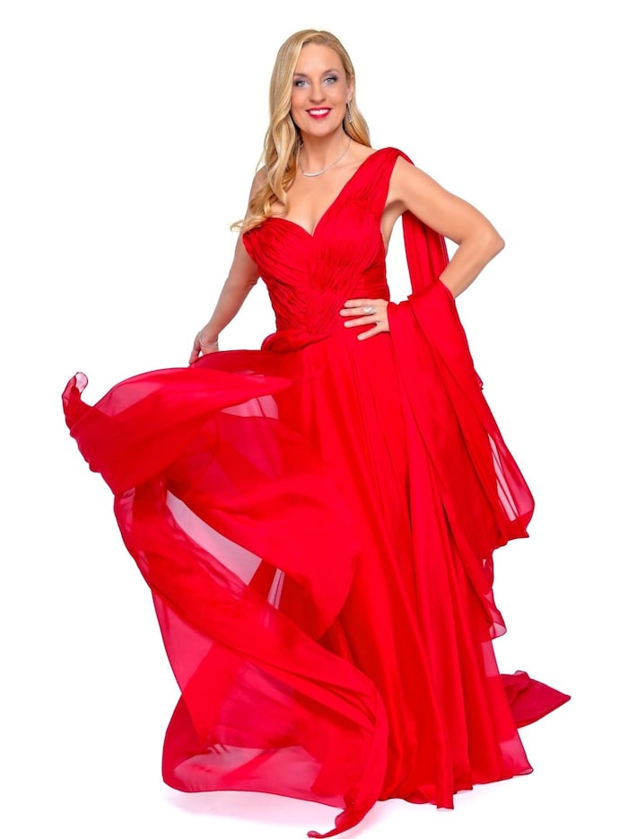 Lilian Klebow setzt für „Alles Opernball“ auf eine Robe in feurigem Rot.
