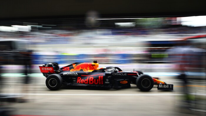 Eines der Highlights der Ausstellung ist der Red-Bull-Bolide, mit dem MaxVerstappen 2021 ...
