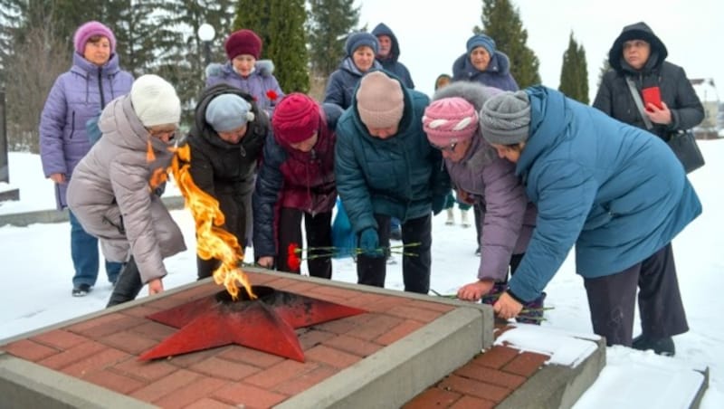 Bei einem Denkmal für im Zweiten Weltkrieg gefallene Soldaten in Belgorod wird der getöteten Mannschaft des abgestürzten Flugzeugs gedacht. (Bild: ASSOCIATED PRESS)