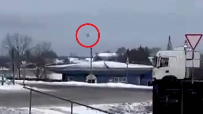 Das Flugzeug kurz vor dem Absturz über dem russischen Dorf Jablonowo