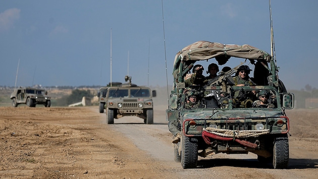 Israelischer Militärkonvoi an der Grenze zum Gazastreifen (Bild: AP)