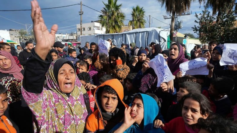 Palästinenser protestieren für die Freilassung der israelischen Geiseln. (Bild: AP)