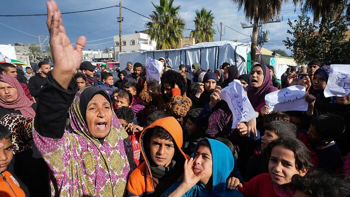 Palästinenser protestieren für die Freilassung der israelischen Geiseln.